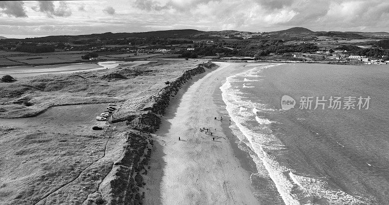 爱尔兰Co Donegal海岸上Culdaff河海滩海滨的航拍照片